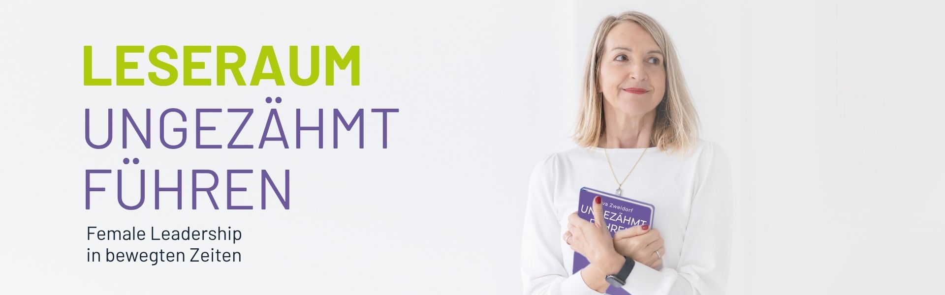 Banner zum Leseraum von „Ungezähmt führen“. Eva Zweidorf steht in einem hellen, minimalistischen Raum und hält ihr Buch „Ungezähmt führen. Female Leadership in bewegten Zeiten“ in den Armen. Links stehen die Worte „Leseraum“ und „Ungezähmt führen“. Die Seite bietet Leserinnen einen digitalen Begleitraum mit weiterführenden Impulsen zum Buch.