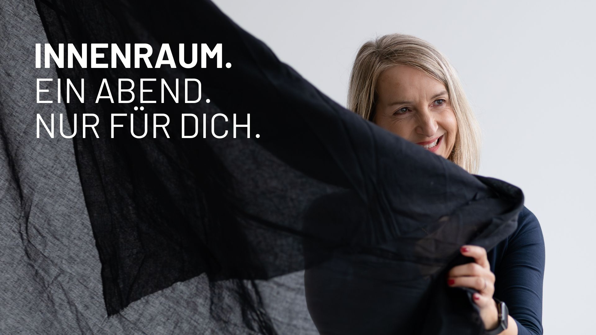 Eva Zweidorf lächelt hinter einem schwarzen transparenten Stoff. Auf dem Bild steht „INNENRAUM. Ein Abend. Nur für dich.“ Symbolbild für die Warteliste des Online-Formats INNENRAUM.
