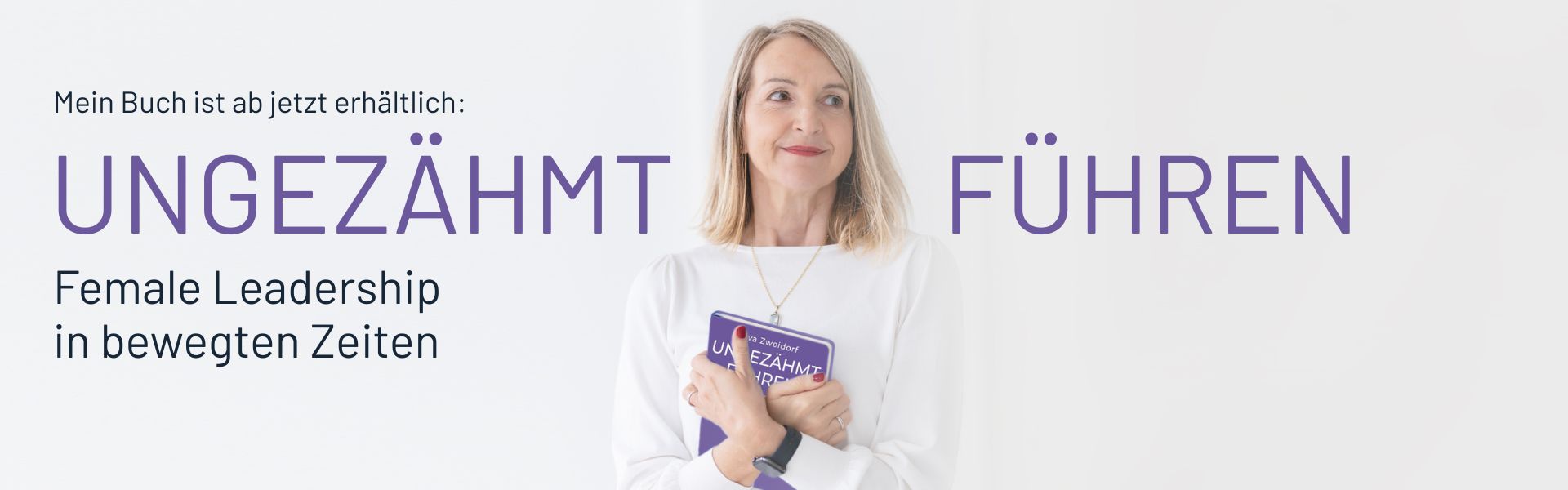 Eva Zweidorf mit ihrem Buch „Ungezähmt führen. Female Leadership in bewegten Zeiten“. Banner zur Buchveröffentlichung mit dem Hinweis „Mein Buch ist ab jetzt erhältlich“.