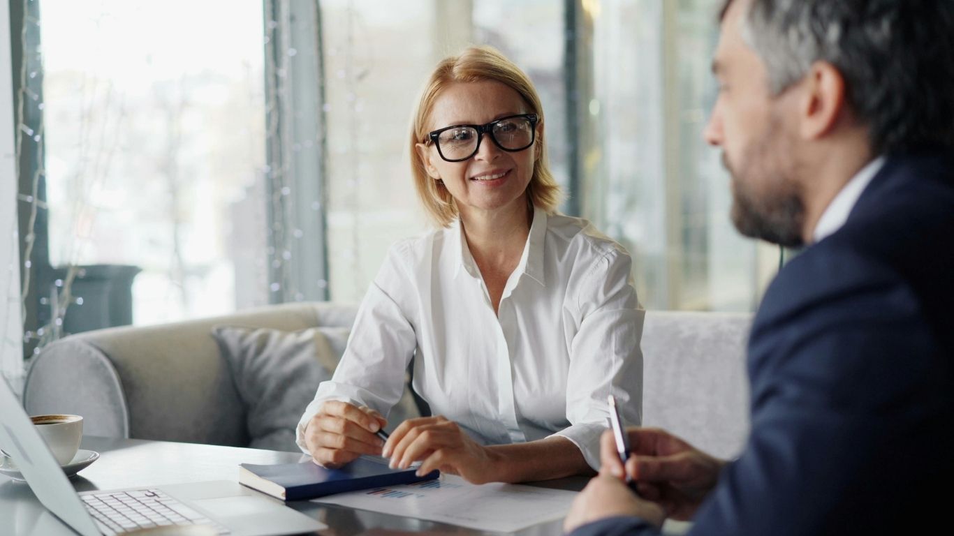 Warum kluge Führungsfrauen im Meeting das Wichtigste runterschlucken