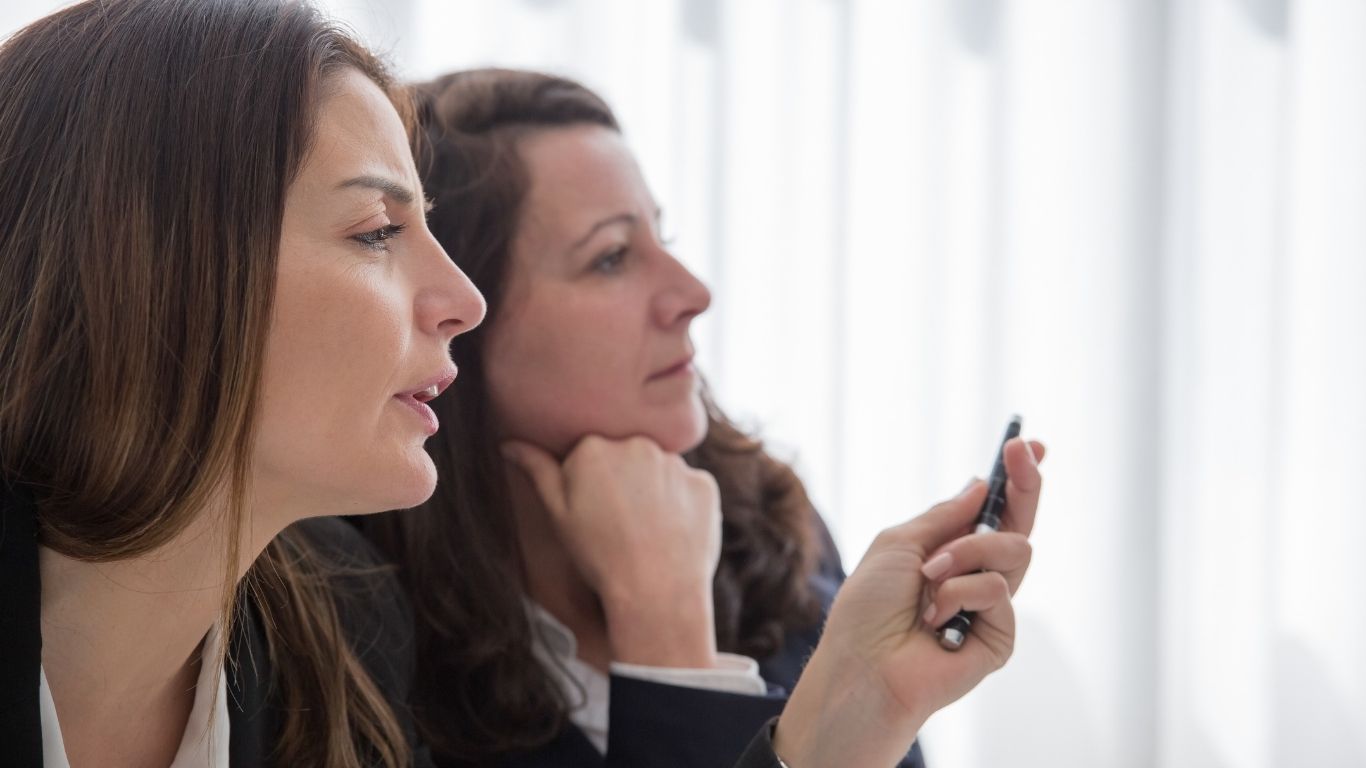 Zu schnell im Meeting: Warum bei dir nur noch fertige Gedanken ankommen