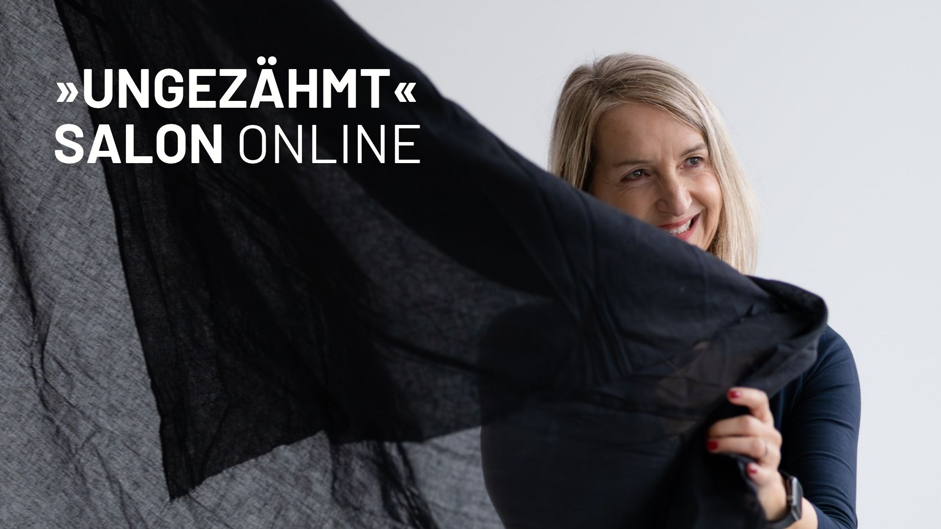 Ungezähmt-Salon online Eva Zweidorf lächelt hinter einem schwarzen transparenten Stoff. Auf dem Bild steht UNGEZÄHMT Salon ONLINE.